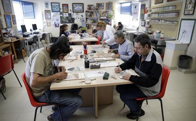 Imagen principal - La terapia: Los talleres son fundamentales. Los monitores fuerzan a los pacientes a que se concentren en una actividad muy concreta. La estimulación del cerebro se traduce en un sentido bienestar. Estímulos: Un paciente mezcla diferentes colores. Durante la adicción, muchos se olvidan de movimientos básicos. 