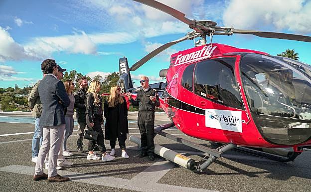 El piloto explica cómo será el viaje a los clientes. 