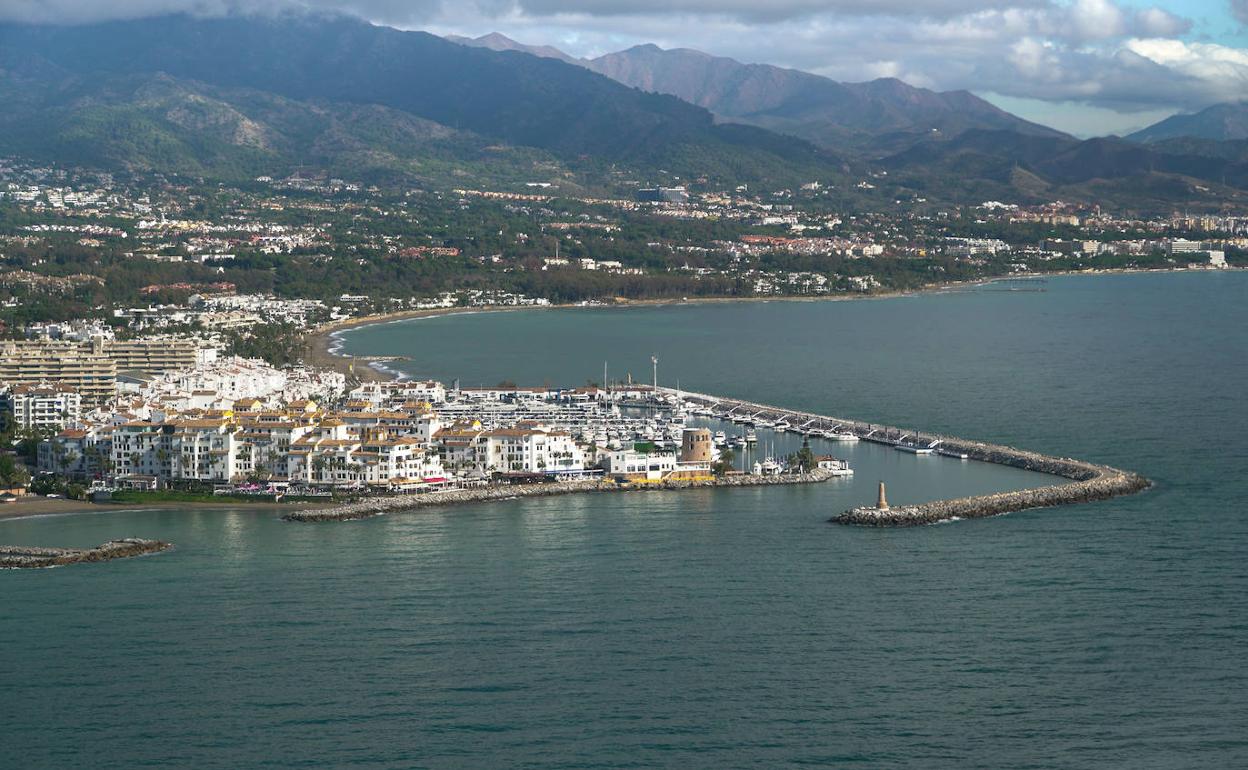 Imagen aérea de Puerto Banús, tomada desde el helicóptero. 