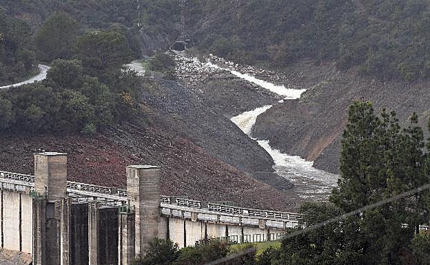 Agua entrando al embalse de La Concepción, ayer, procedente del triple trasvase. 