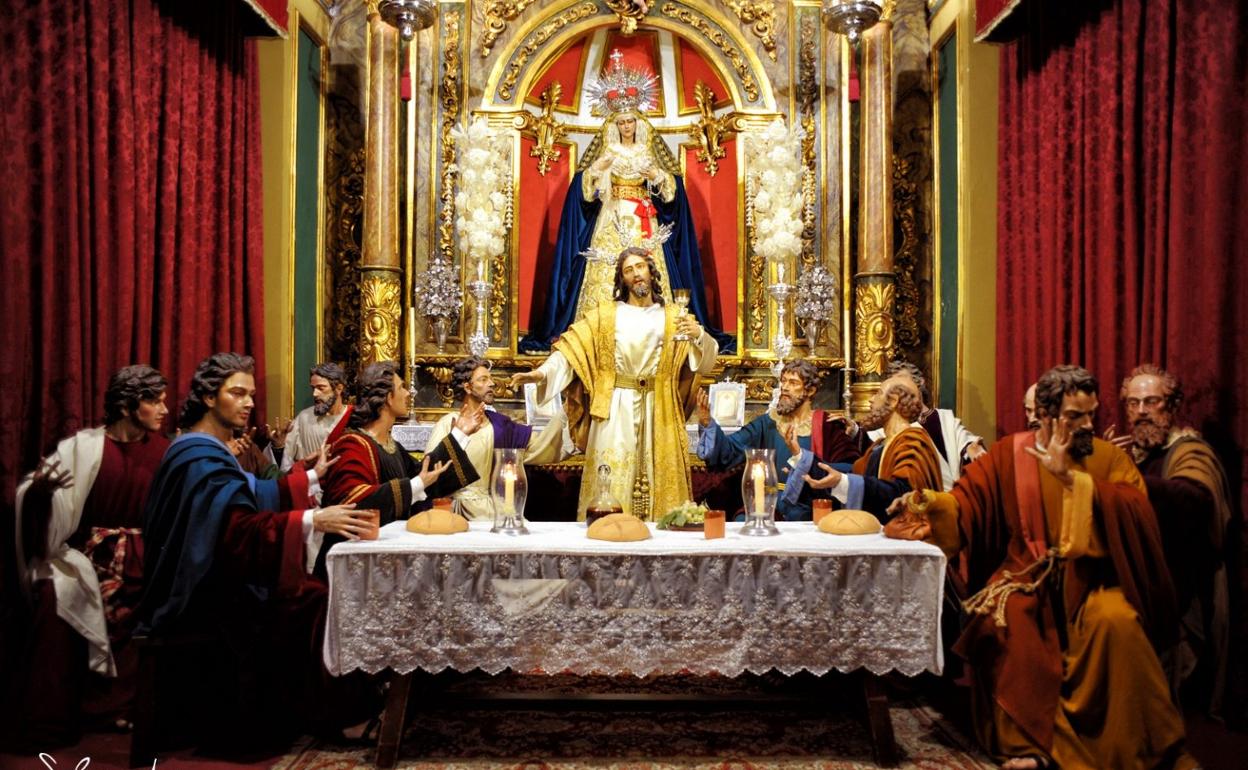 El grupo escultórico de la Sagrada Cena y la Virgen de la Paz, en su actual capilla de los Santos Mártires.