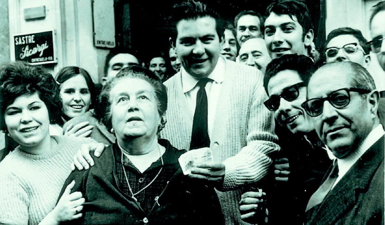 Los más veteranos (veteranísimos ya...) aún recuerdan la conmoción que supuso para Málaga que el
'gordo de Navidad' tocara íntegro el 22 de diciembre de 1967. Los rostros lo dicen todo... 