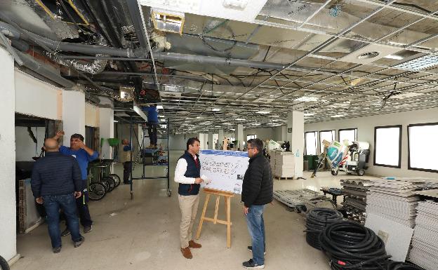 El concejal de Obras, Diego López, visita el local. 