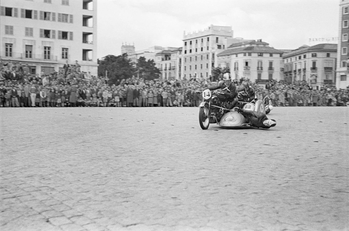 Fiestas de Invierno. Campeonato de motociclismo en el circuito urbano Parque-Alameda. Febrero, 1954.