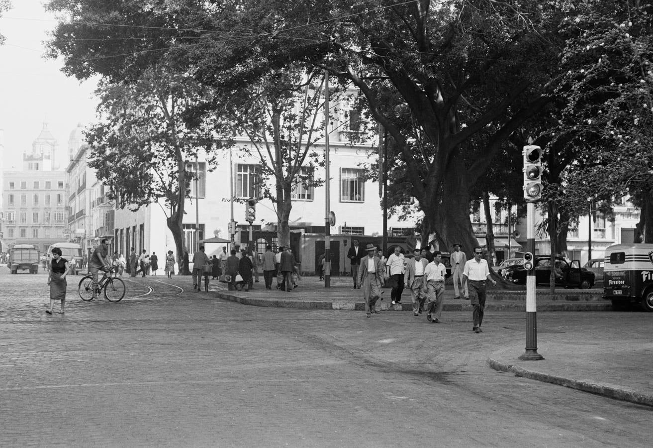 Alameda – Puerta del Mar, primeros semáfaros instalados en Málaga. Agosto, 1959.