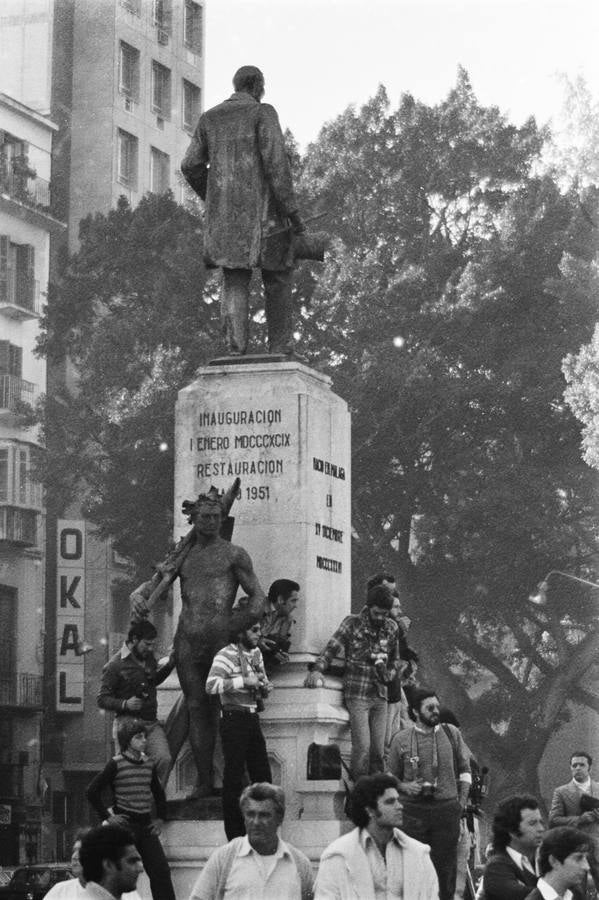 Reporteros gráficos cubriendo la manifestación a favor de la autonomía andaluza. Diciembre, 1977