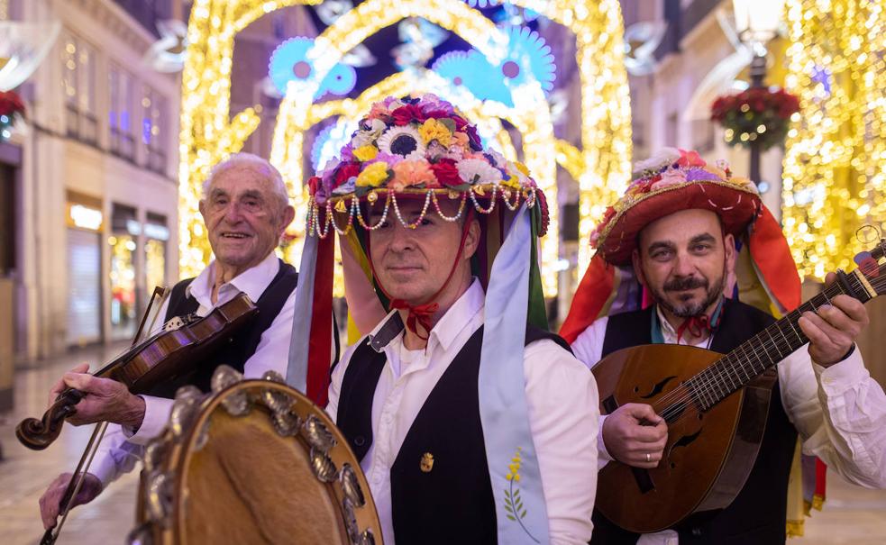 José María Moreno 'Nene' (c) escoltado por Paco Maroto (i) y Juan Gabriel Gómez (d).