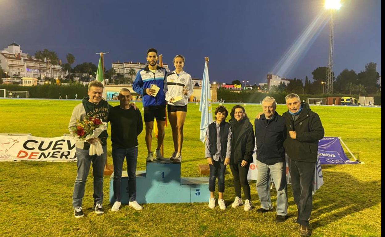 Familiares de Pepe Pascual y autoridades, este lunes en el estadio de atletismo nerjeño, con los vencedores. 