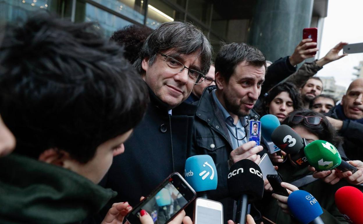 Puigdemont y Comín hablan con los medios tras recoger su acreditación como eurodiputados.