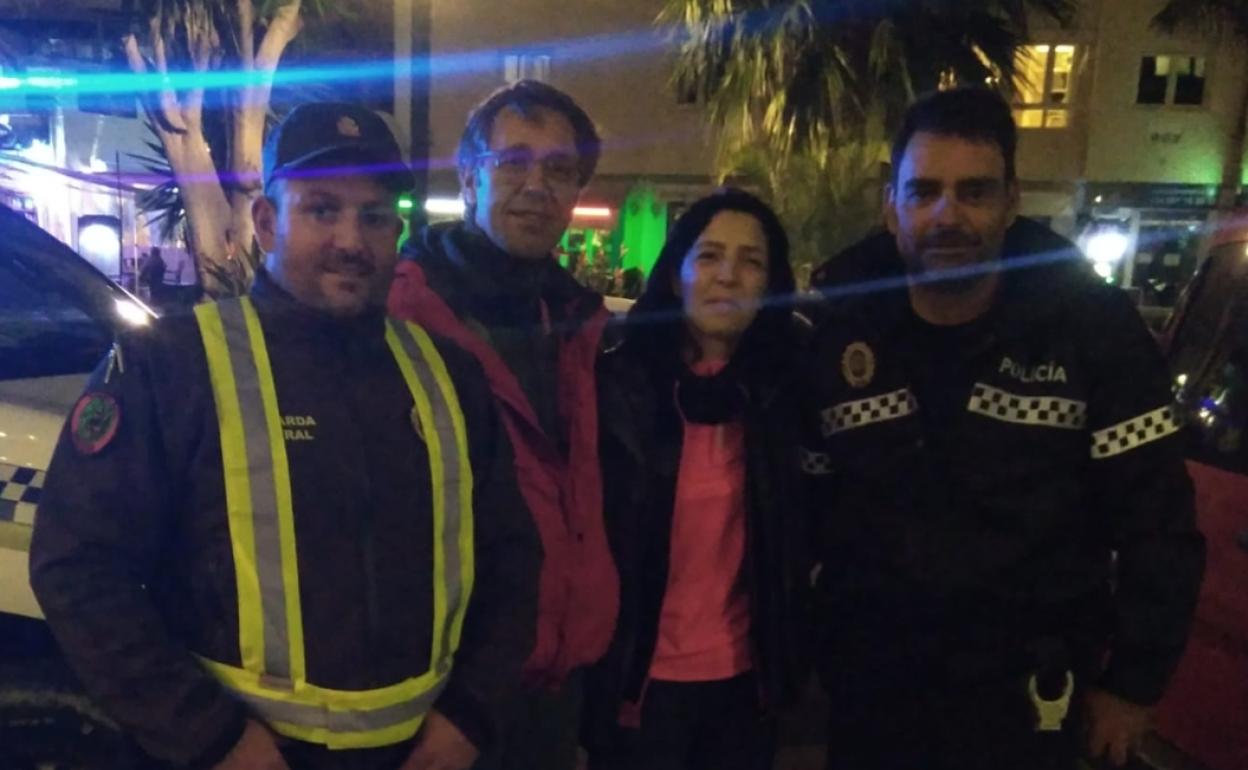 La pareja belga, junto al guarda rural Julio Fernández y el jefe de la Policía Local de Frigiliana, Plácido Navas. 