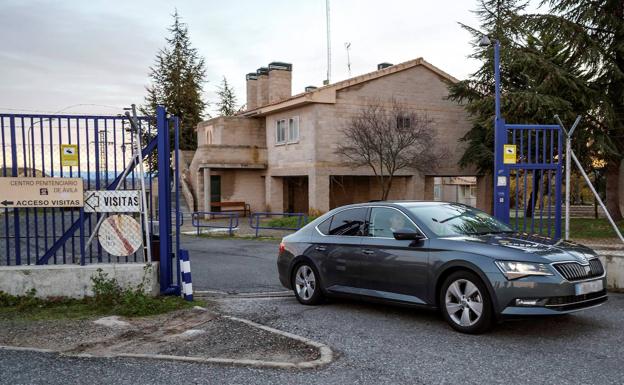 Iñaki Urdangarín sale en coche del Centro Penitenciario de Brieva (Ávila).