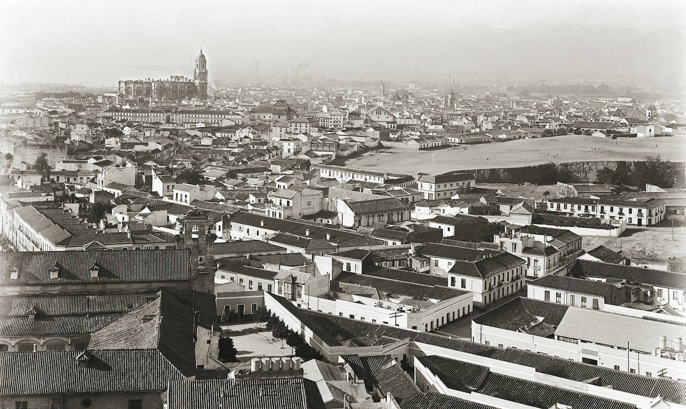 Málaga, vista desde la falda del Monte Calvario. Años veinte.