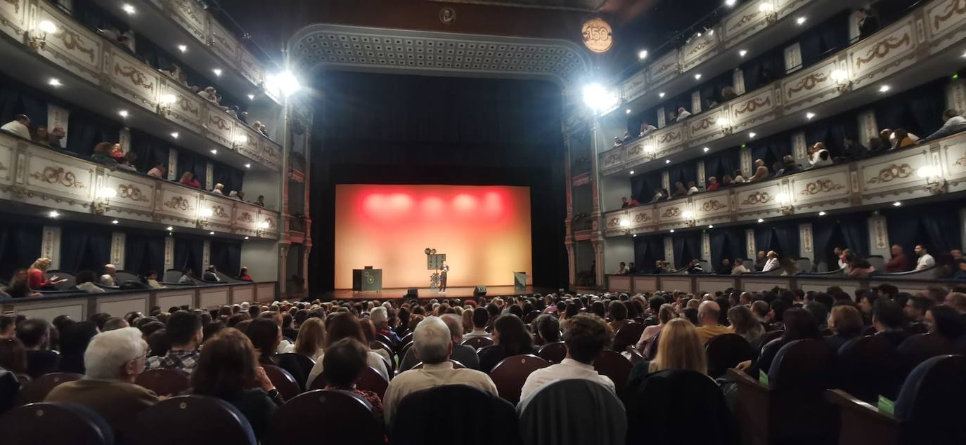 El Teatro Cervantes presentó un gran ambiente 