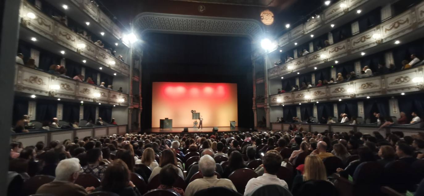 El Teatro Cervantes presentó un gran ambiente 