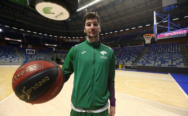 Darío Brizuela, con el balón oficial de la Liga Endesa en el Martín Carpena. 