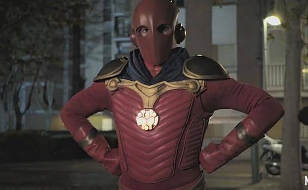 Imagen principal - Arriba, Quim Gutiérrez, en el papel de Titán, en la serie 'El Vecino' de Netflix. Abajo, primeros bocetos del traje de Titán, creados por Pepo Pérez, junto a Santiago García, y el diseño definitivo del personaje en el cómic. 