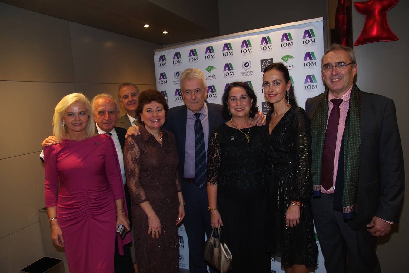 La Asociación para la Investigación Oncológica de Málaga (AIOM) celebró el pasado viernes su tradicional cena de Navidad para recaudar fondos. En el acto se presentó a la nueva junta directiva de la asociación, tras el relevo en la presidencia al cumplirse los cinco años de mandato de Pedro Luis Gómez, quien ha pasado a ser presidente de honor, mientras que el doctor Emilio Alba es el nuevo presidente