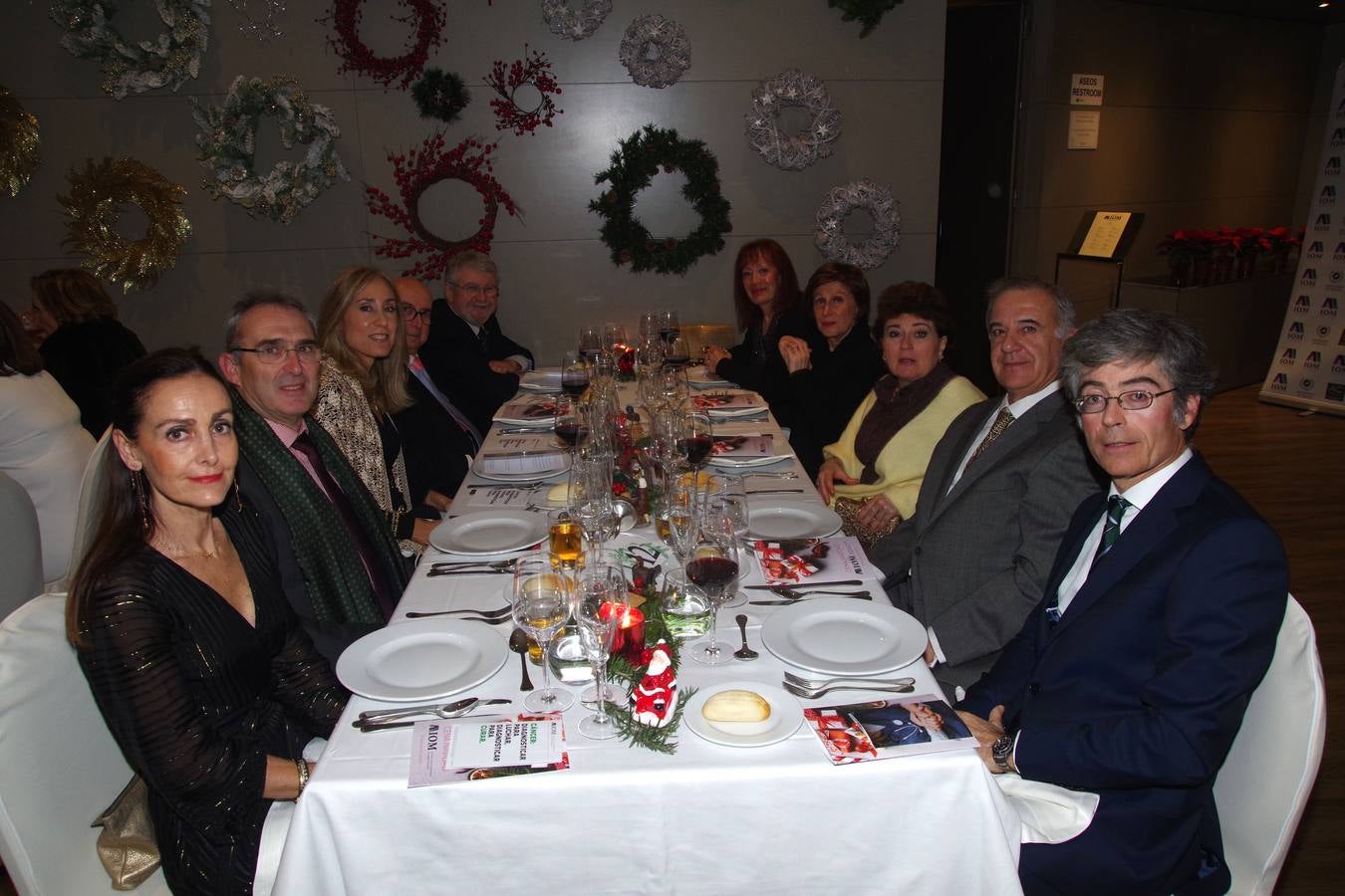 La Asociación para la Investigación Oncológica de Málaga (AIOM) celebró el pasado viernes su tradicional cena de Navidad para recaudar fondos. En el acto se presentó a la nueva junta directiva de la asociación, tras el relevo en la presidencia al cumplirse los cinco años de mandato de Pedro Luis Gómez, quien ha pasado a ser presidente de honor, mientras que el doctor Emilio Alba es el nuevo presidente