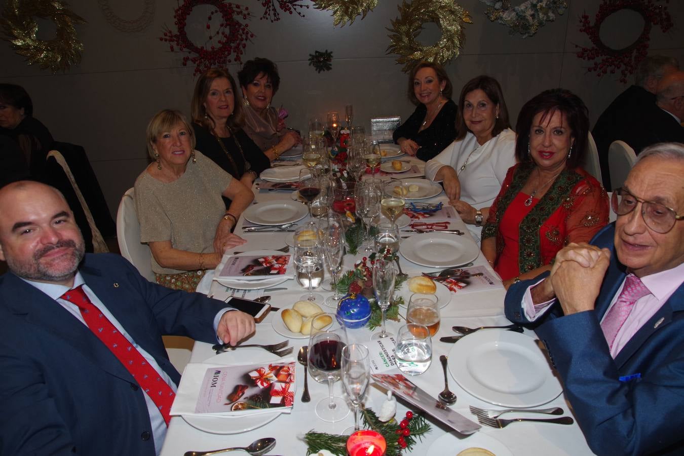 La Asociación para la Investigación Oncológica de Málaga (AIOM) celebró el pasado viernes su tradicional cena de Navidad para recaudar fondos. En el acto se presentó a la nueva junta directiva de la asociación, tras el relevo en la presidencia al cumplirse los cinco años de mandato de Pedro Luis Gómez, quien ha pasado a ser presidente de honor, mientras que el doctor Emilio Alba es el nuevo presidente