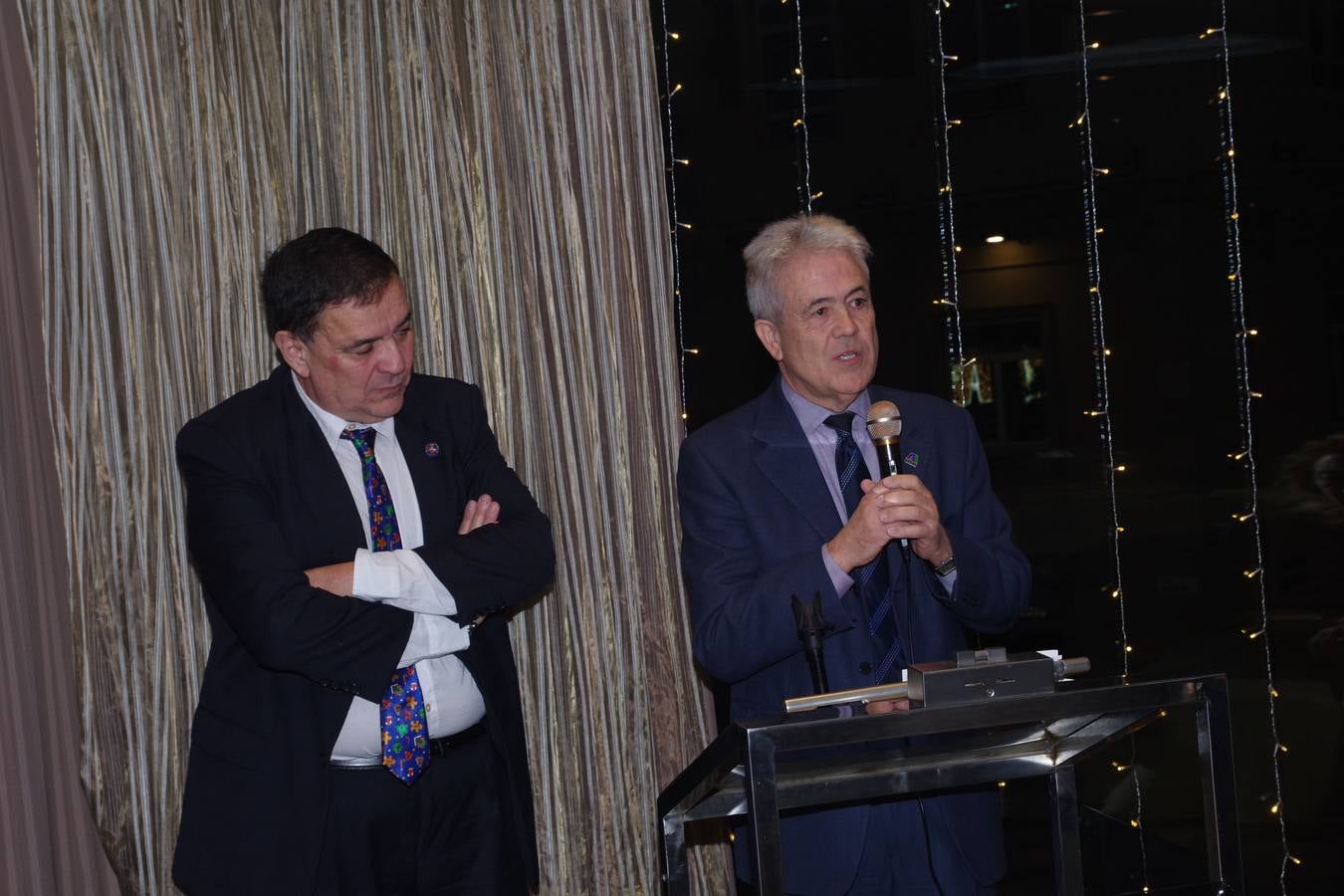 La Asociación para la Investigación Oncológica de Málaga (AIOM) celebró el pasado viernes su tradicional cena de Navidad para recaudar fondos. En el acto se presentó a la nueva junta directiva de la asociación, tras el relevo en la presidencia al cumplirse los cinco años de mandato de Pedro Luis Gómez, quien ha pasado a ser presidente de honor, mientras que el doctor Emilio Alba es el nuevo presidente