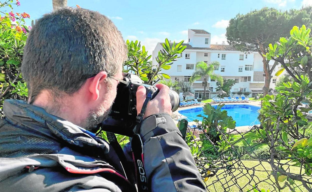 La familia asegura que en el complejo les dijeron que la piscina estaba abierta.