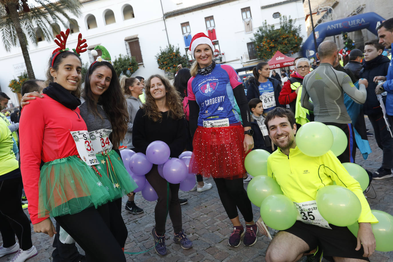 Disfrazados y en familia o con amigos, las calles se llenaron instantes antes de las campanadas de Canal Sur