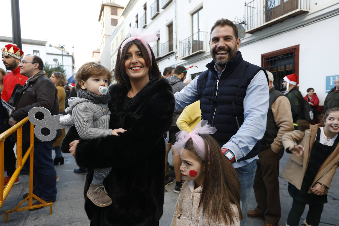 Disfrazados y en familia o con amigos, las calles se llenaron instantes antes de las campanadas de Canal Sur