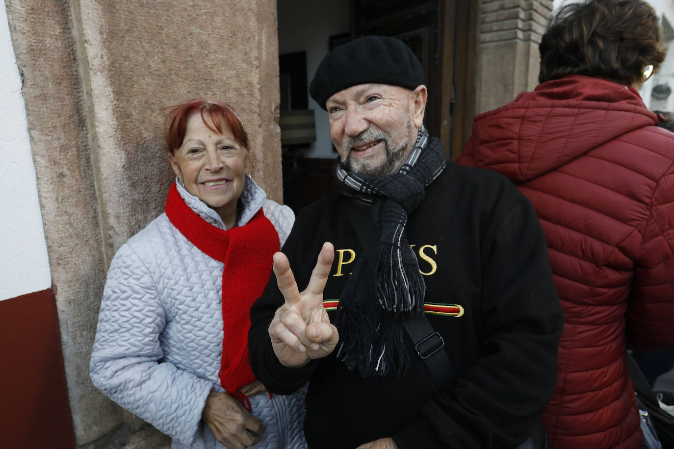 Disfrazados y en familia o con amigos, las calles se llenaron instantes antes de las campanadas de Canal Sur