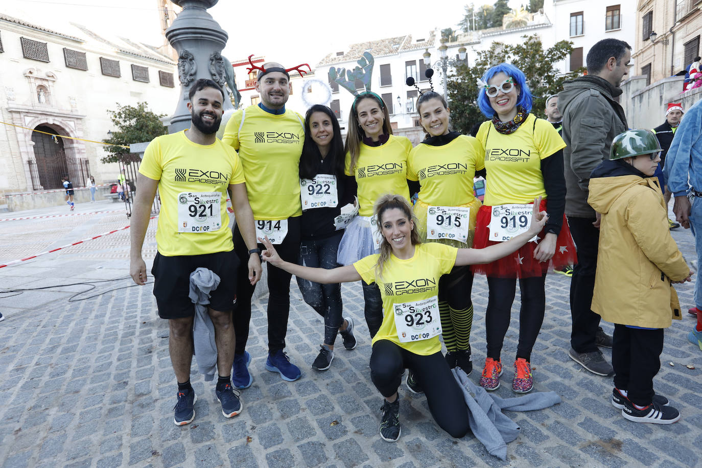 Disfrazados y en familia o con amigos, las calles se llenaron instantes antes de las campanadas de Canal Sur