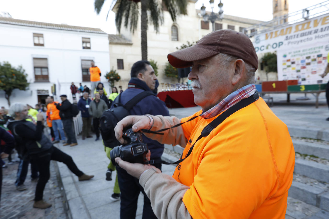 Disfrazados y en familia o con amigos, las calles se llenaron instantes antes de las campanadas de Canal Sur