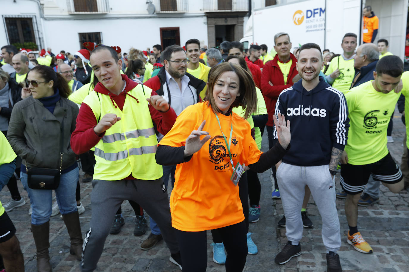 Disfrazados y en familia o con amigos, las calles se llenaron instantes antes de las campanadas de Canal Sur