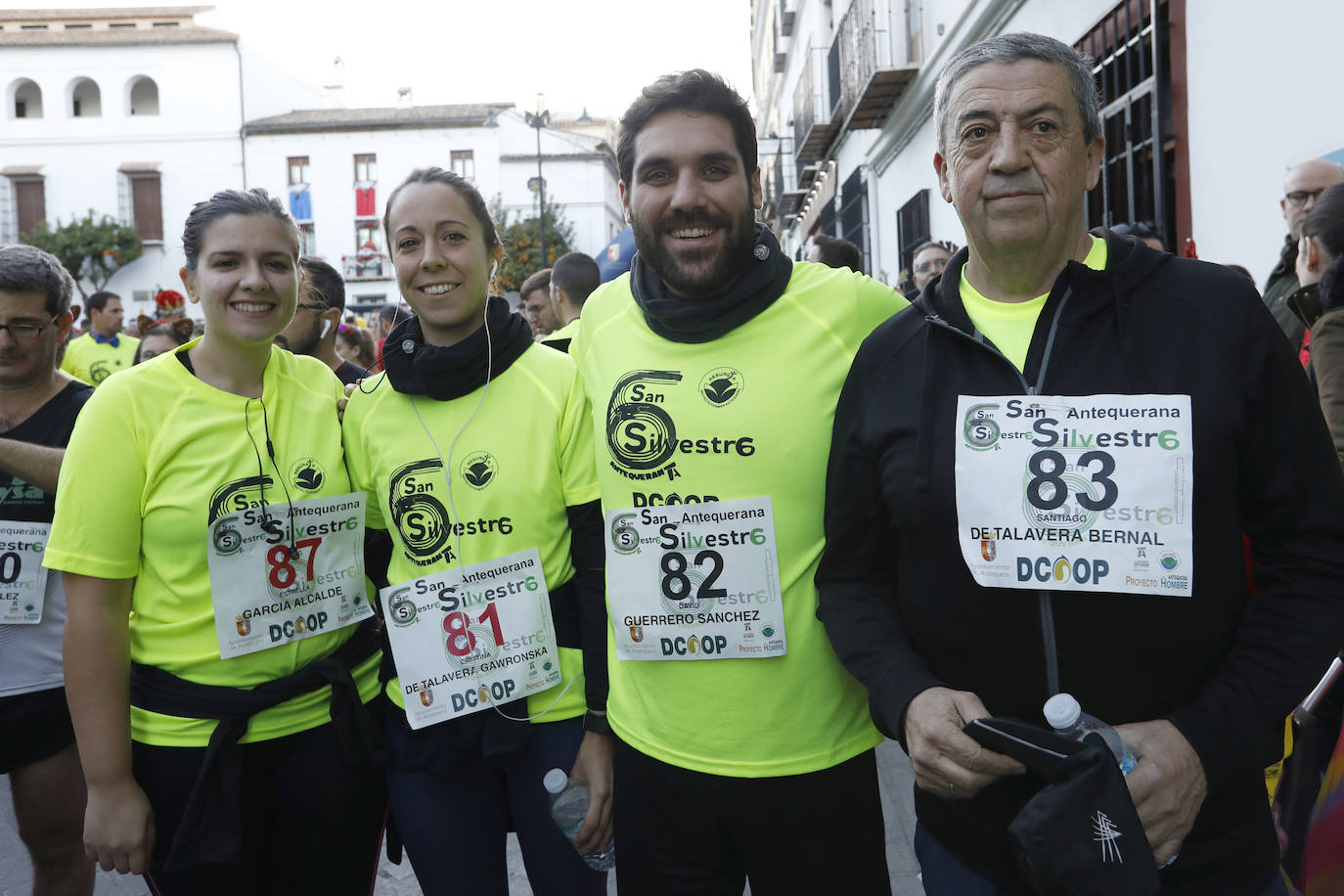 Disfrazados y en familia o con amigos, las calles se llenaron instantes antes de las campanadas de Canal Sur