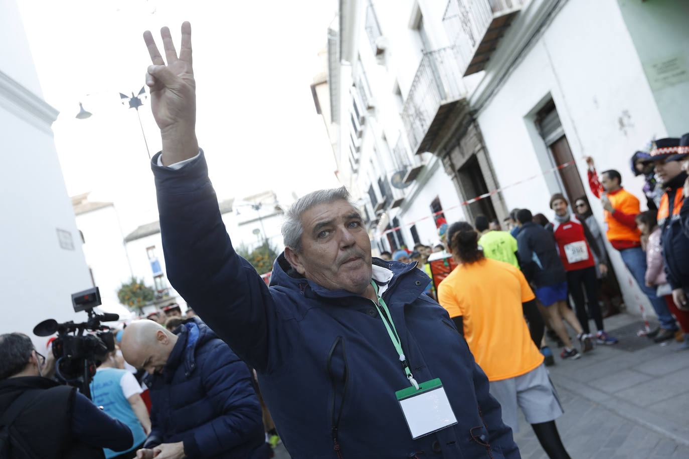 Disfrazados y en familia o con amigos, las calles se llenaron instantes antes de las campanadas de Canal Sur