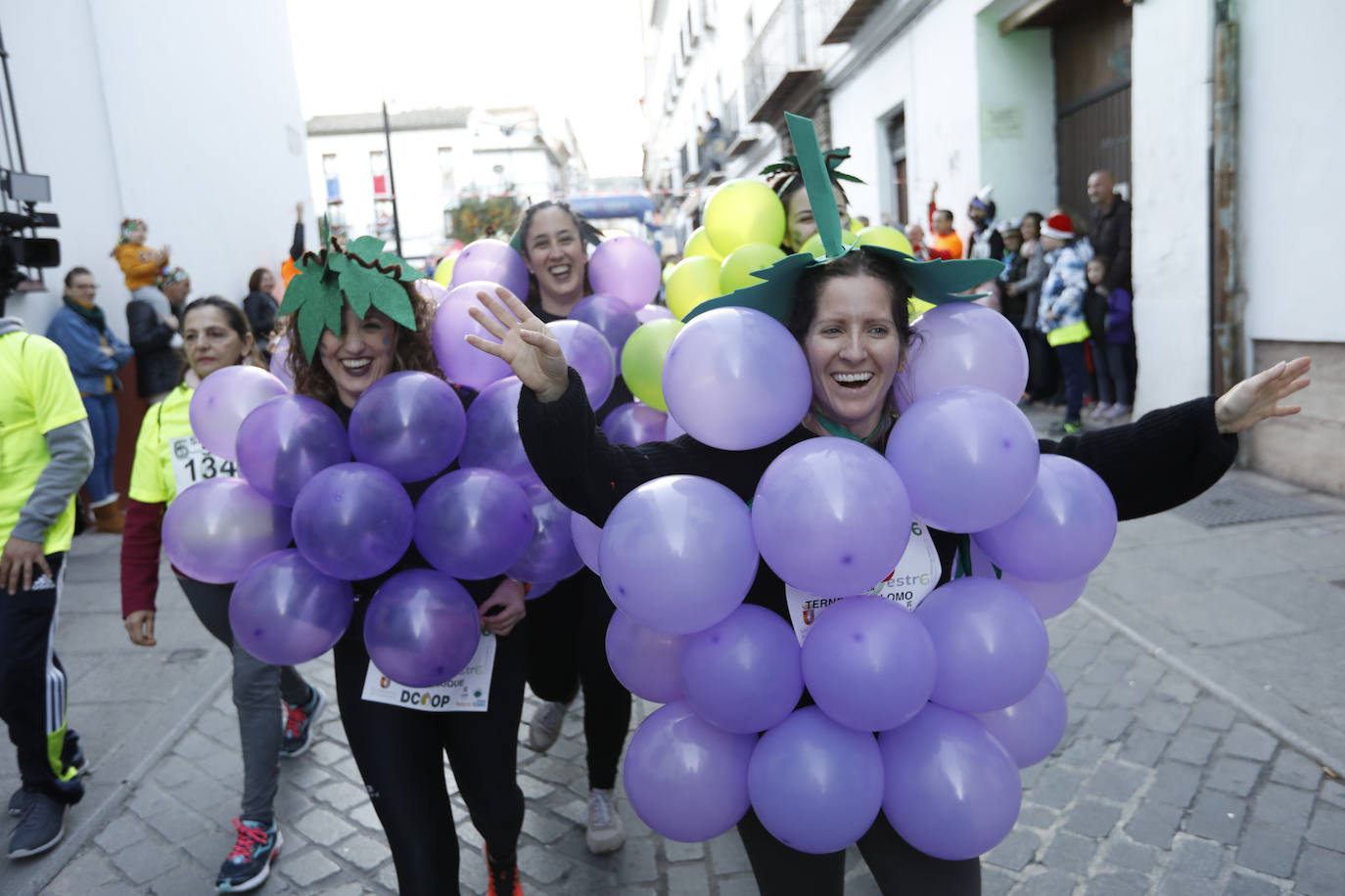 Disfrazados y en familia o con amigos, las calles se llenaron instantes antes de las campanadas de Canal Sur