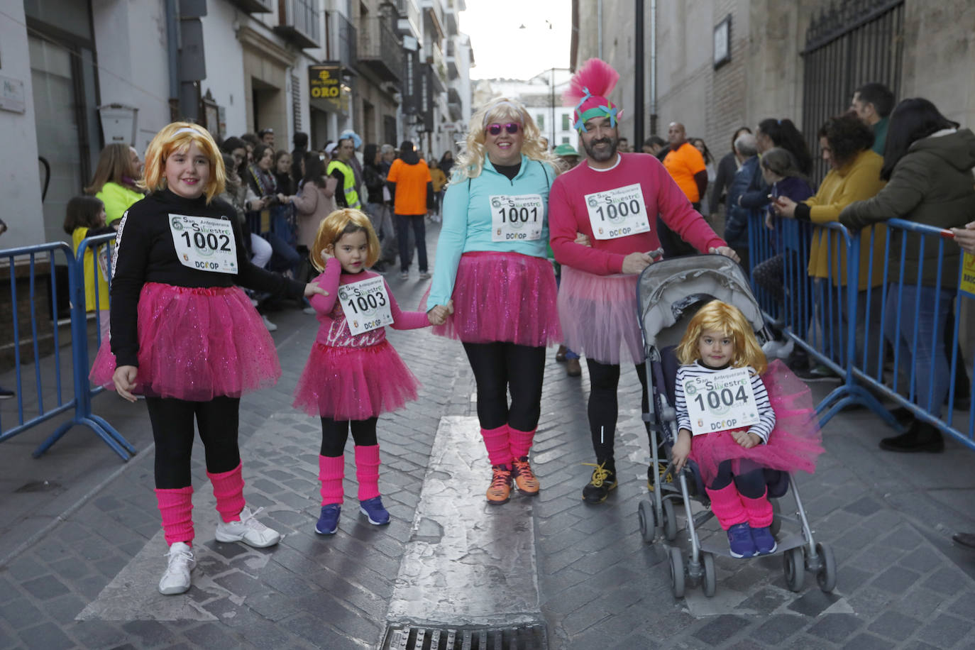 Disfrazados y en familia o con amigos, las calles se llenaron instantes antes de las campanadas de Canal Sur