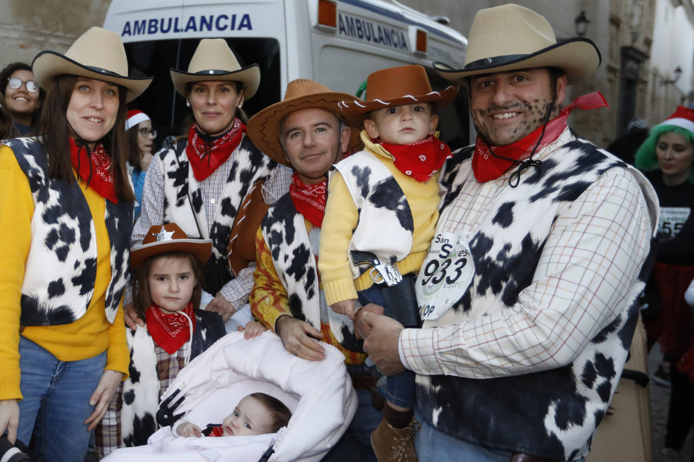 Disfrazados y en familia o con amigos, las calles se llenaron instantes antes de las campanadas de Canal Sur