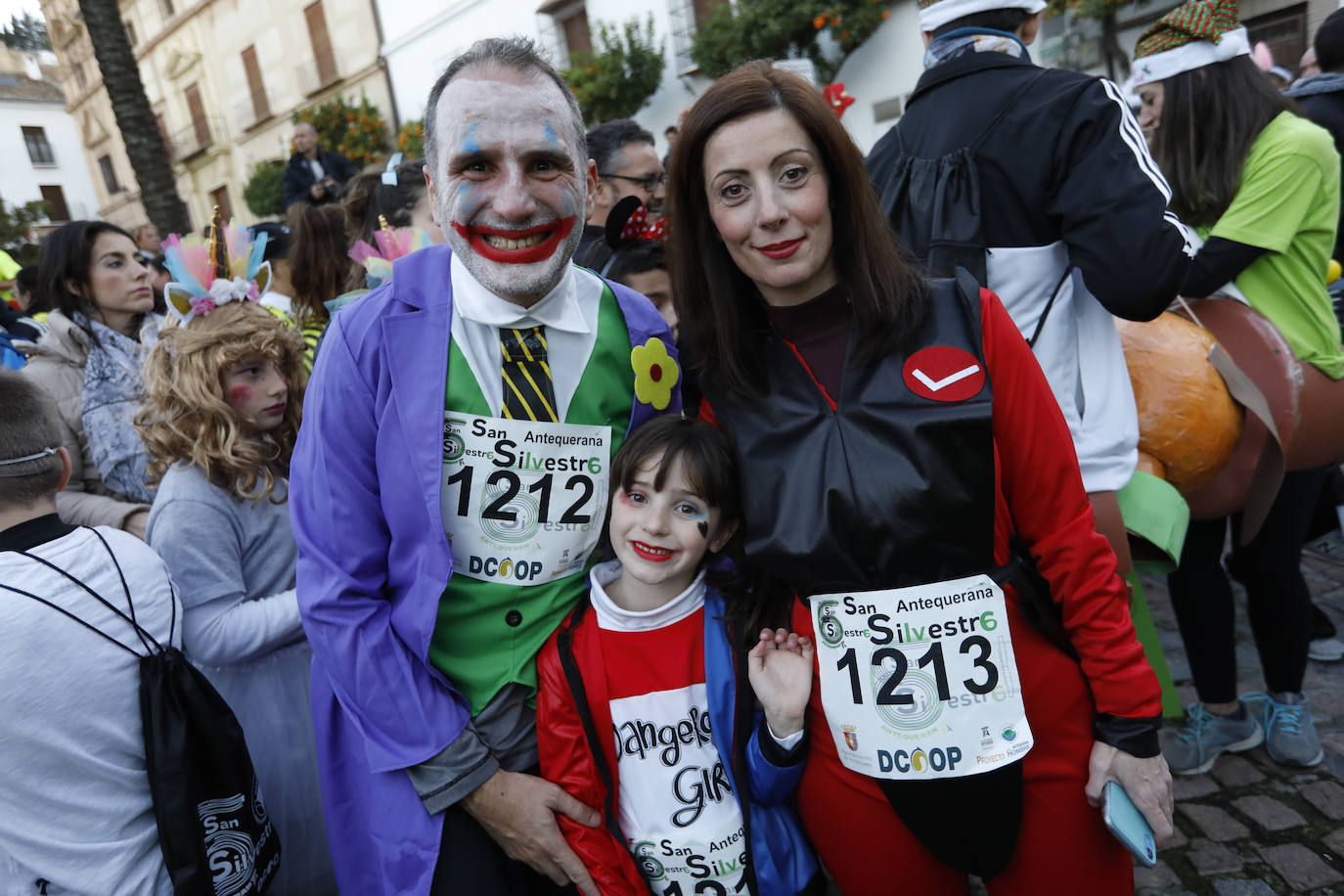 Disfrazados y en familia o con amigos, las calles se llenaron instantes antes de las campanadas de Canal Sur