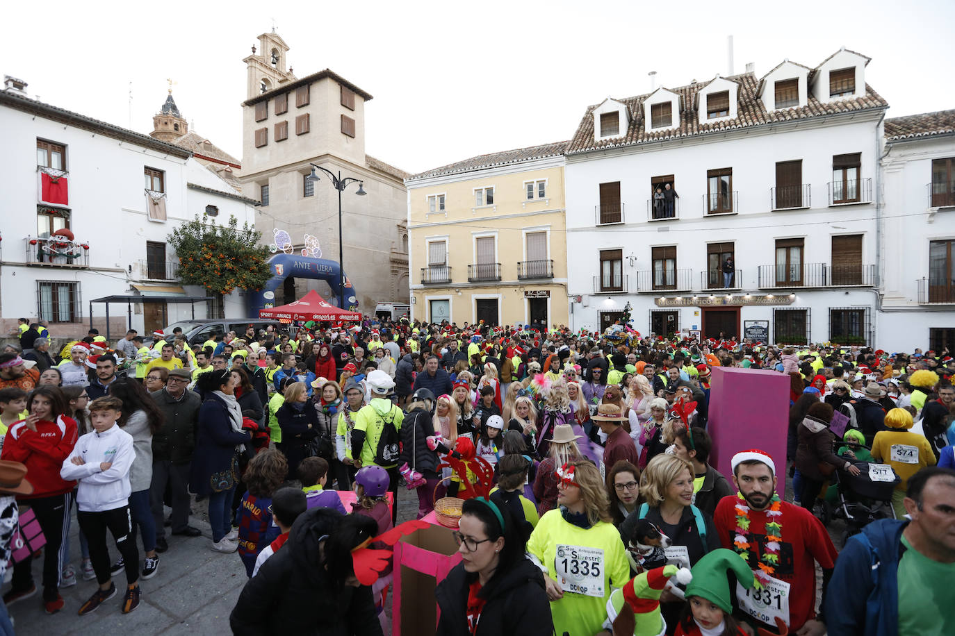 Disfrazados y en familia o con amigos, las calles se llenaron instantes antes de las campanadas de Canal Sur