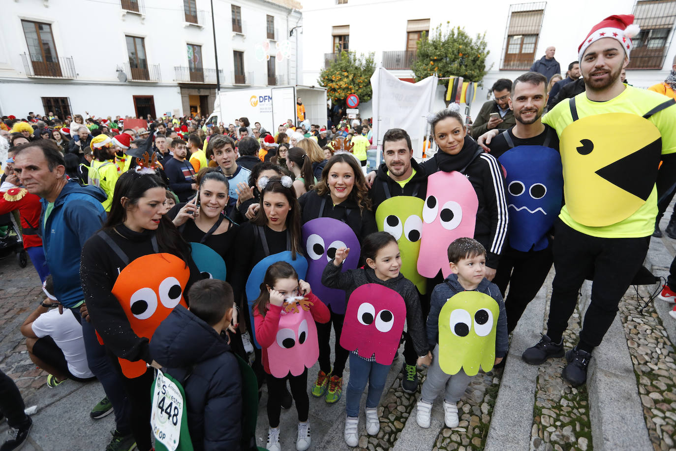 Disfrazados y en familia o con amigos, las calles se llenaron instantes antes de las campanadas de Canal Sur