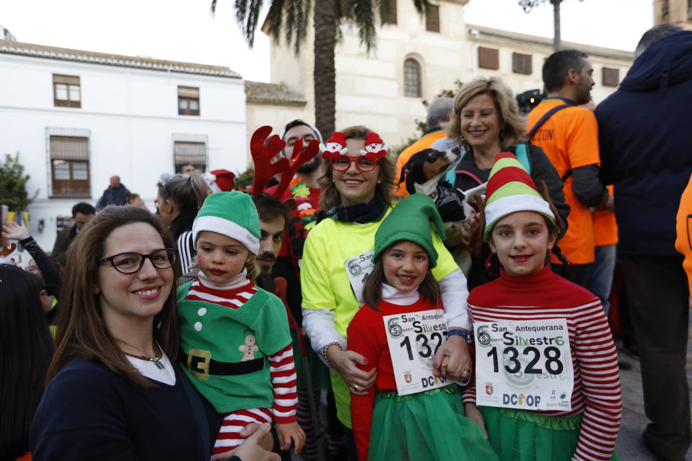 Disfrazados y en familia o con amigos, las calles se llenaron instantes antes de las campanadas de Canal Sur