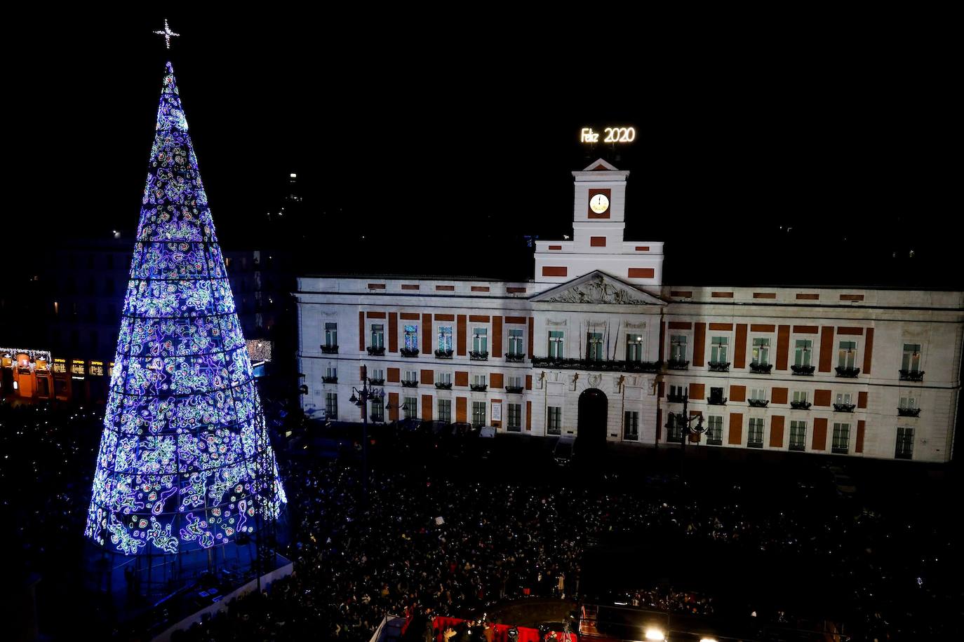 Una multitud se congrega en la Puerta del Sol de Madrid.