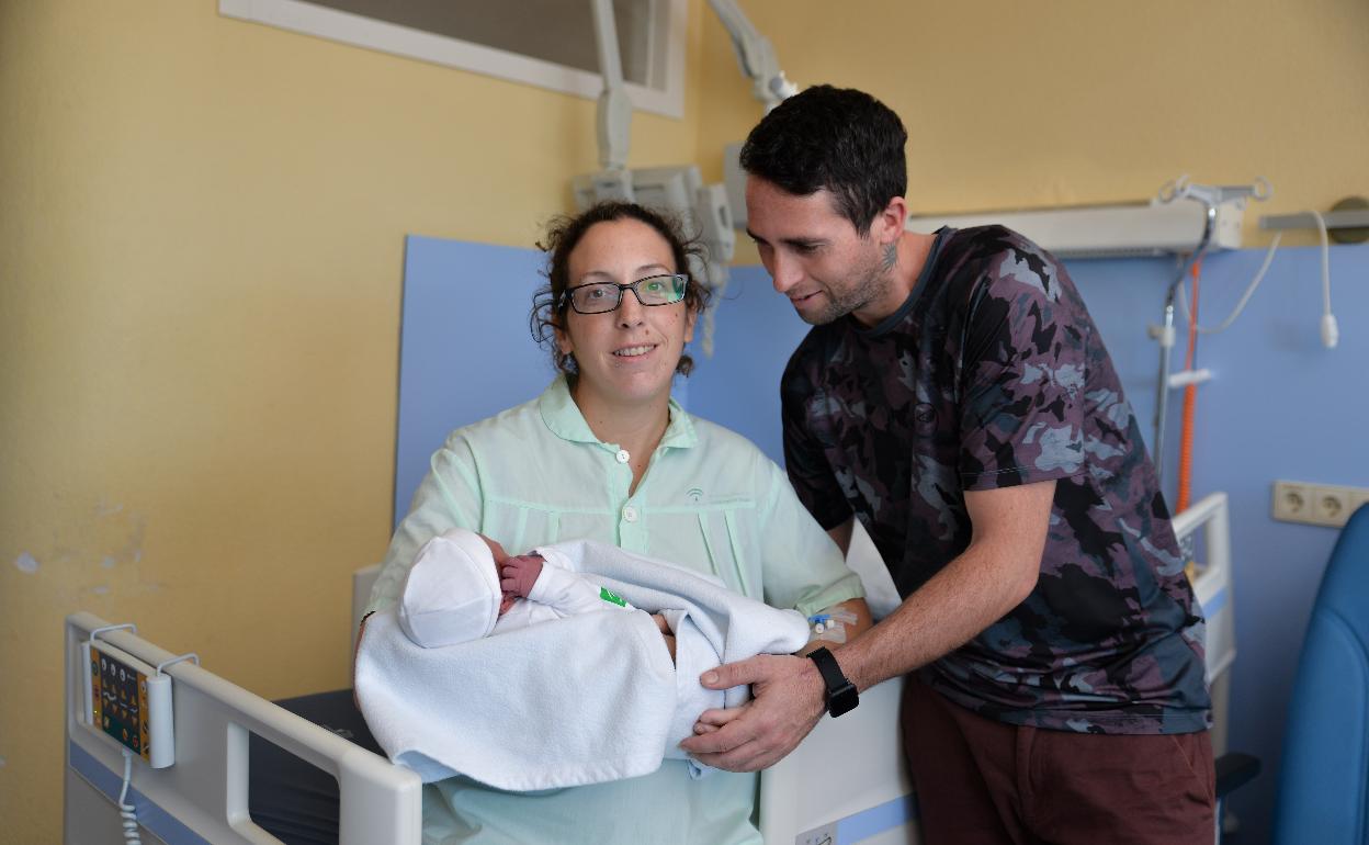 Noelia Grijota y Óscar Rodríguez, hoy, con su retoño en la habitación del hospital comarcal.