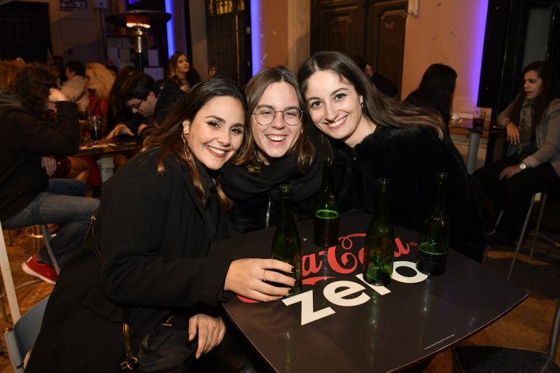 Malagueños y visitantes tomaron las uvas en la plaza de la Constitución y llenaron calles y plazas para recibir 2020