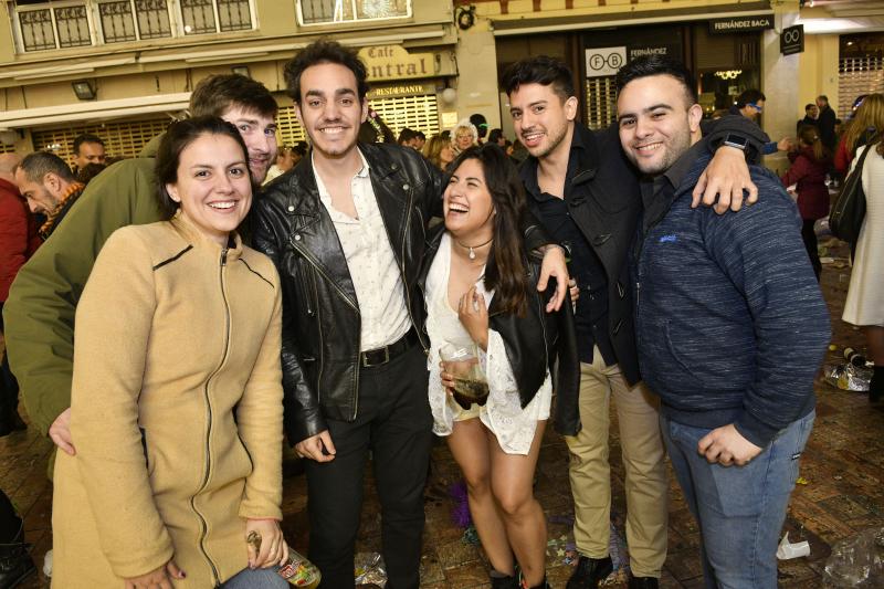 Malagueños y visitantes tomaron las uvas en la plaza de la Constitución y llenaron calles y plazas para recibir 2020