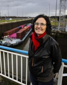 Imagen secundaria 2 - Arriba, por el Albertkanaal, el mayor de Bélgica, navegan cada año 130.000 barcos, que mueven 4 millones de toneladas de mercancías. Abajo, a la izquierda, Lilianne Stinissen, portavoz de la compañía que gestiona los canales. A la derecha, los camiones contribuyen a congestionar las autovías belgas.