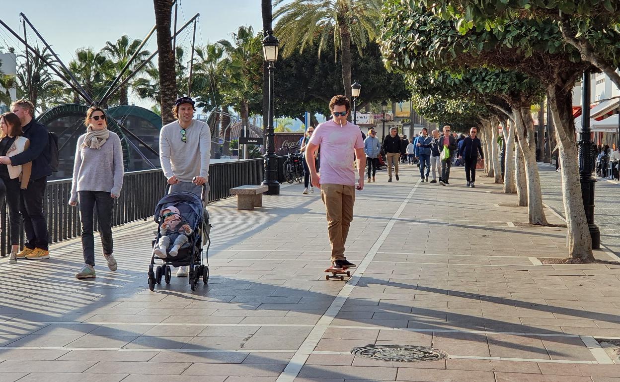 Transeúntes disfrutando ayer del paseo marítimo del centro de Marbella.