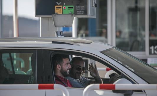 Un usuario celebra el fin del peaje en su coche. 