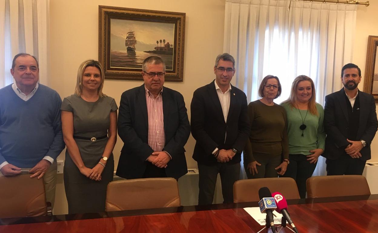 Navas presentó ayer el encuentro junto a varios ediles y los gerente del Puerto e Innoben. 