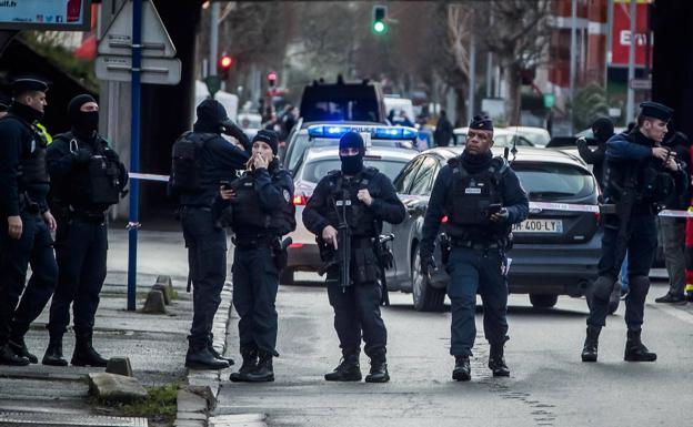 Agentes de la Policía francesa acordonan el lugar donde fue abatido este viernes el hombre que la emprendió a cuchilladas en la localidad de Villejuif.