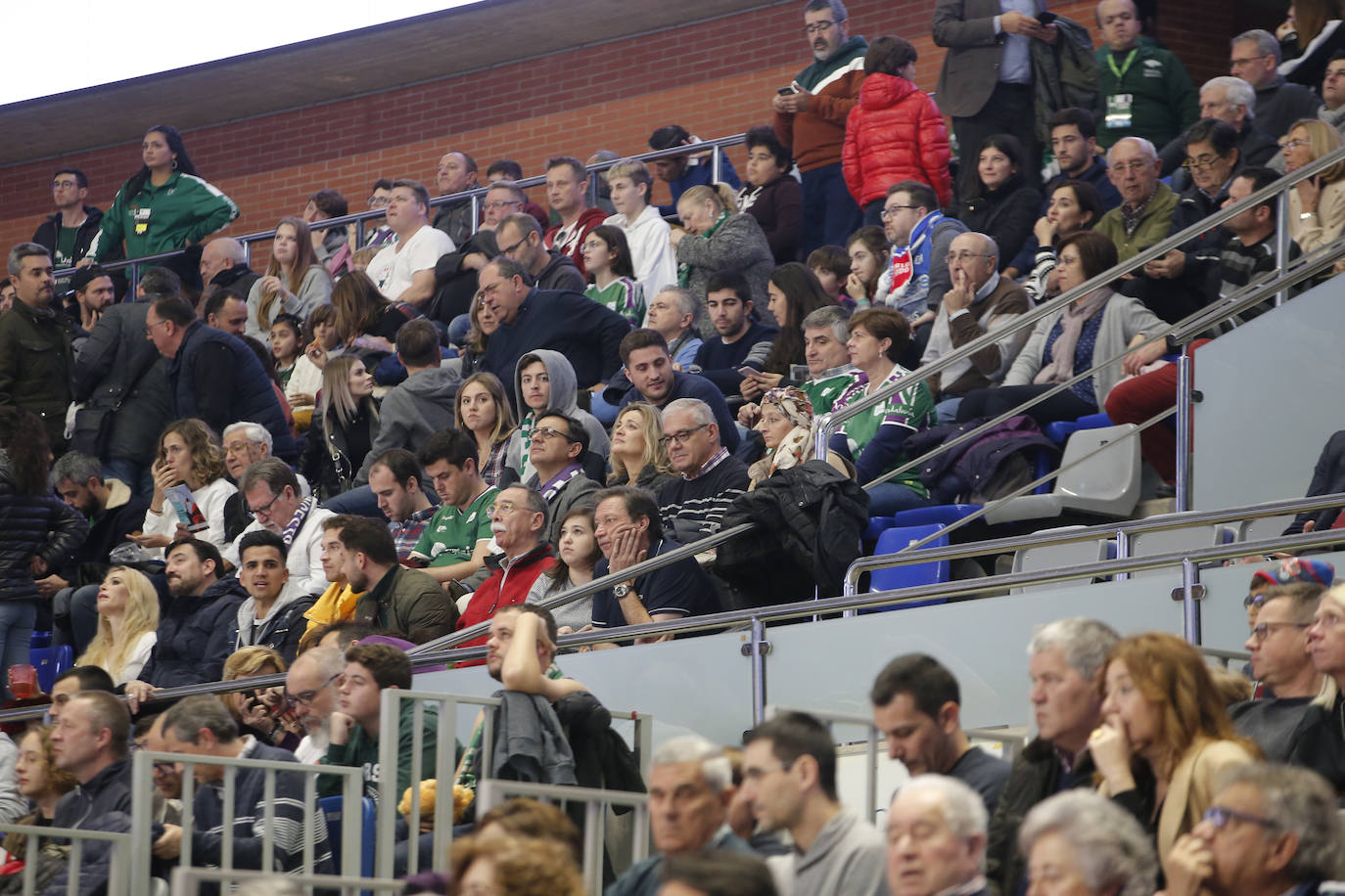 Búscate en las fotos del Unicaja-Obradoiro